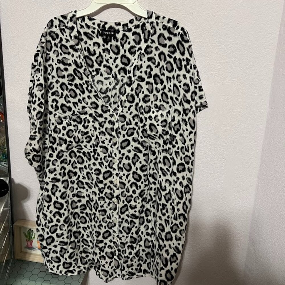 Torrid size 3 grey & white leopard print blouse